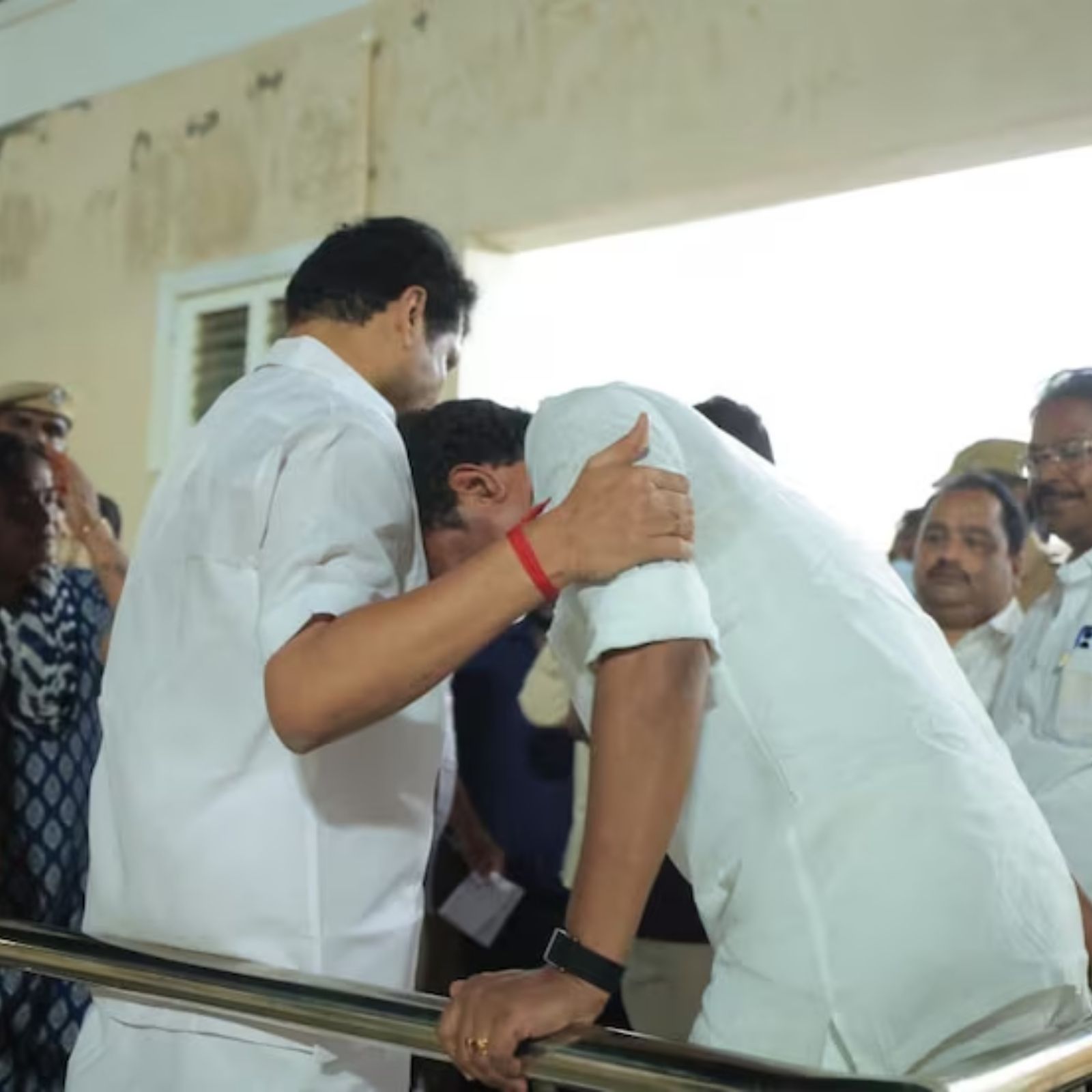 உயிரிழந்தவர்களின் உடல்களைப் பார்த்து கதறி அழுத அமைச்சர் அன்பில் மகேஷ் - ஆறுதல் கூறிய செந்தில் பாலாஜி..!